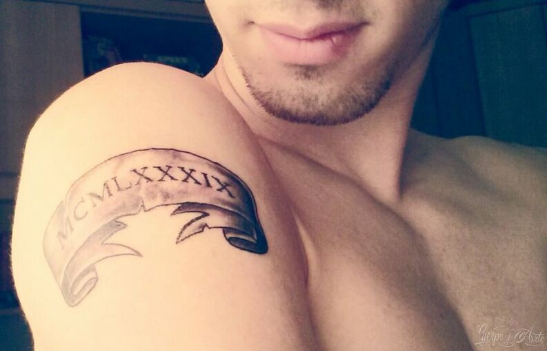 Tatuajes con Letras Romanas brazo hombre