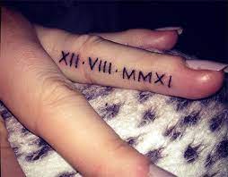 Tatuajes con Letras Romanas en dedo de la mano