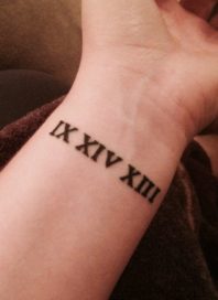 Tatuajes con Letras Romanas en muneca