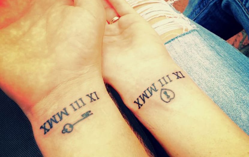 Tatuajes con Letras Romanas en pareja con candado y llave