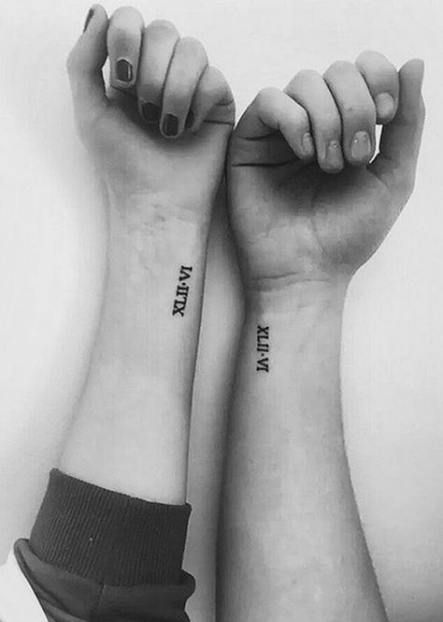 Tatuajes con Letras Romanas en pareja en munecas