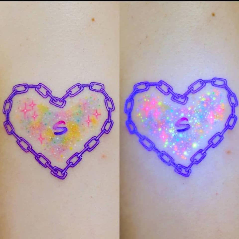 Tatuagens com detalhe coração UV Ultra violeta com contorno em correntes