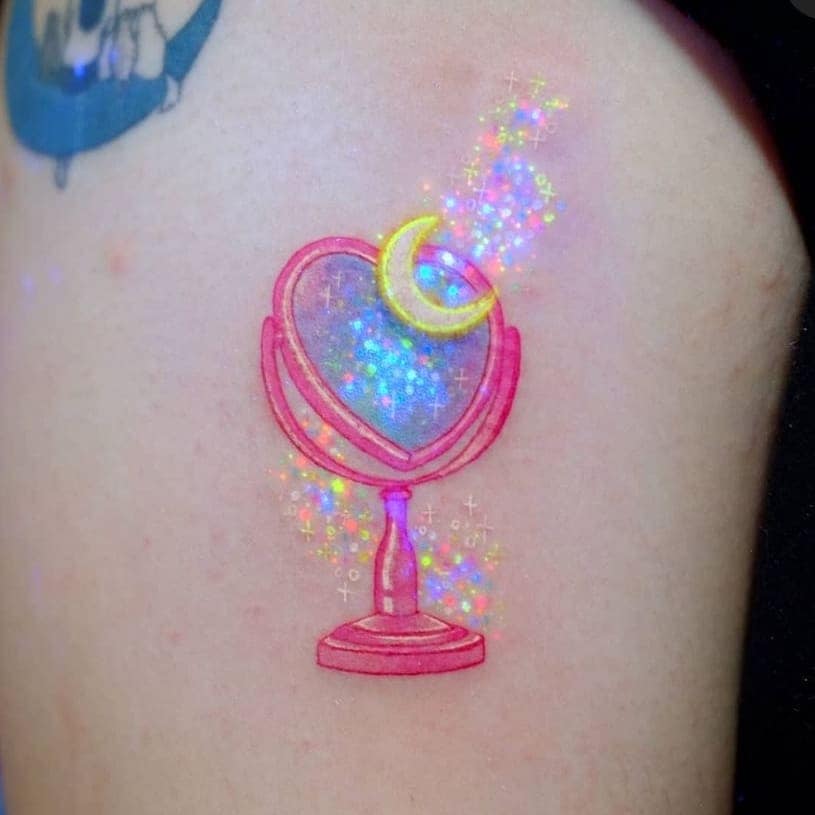 Tatuagens com detalhe UV Ultra violeta espelho e lua