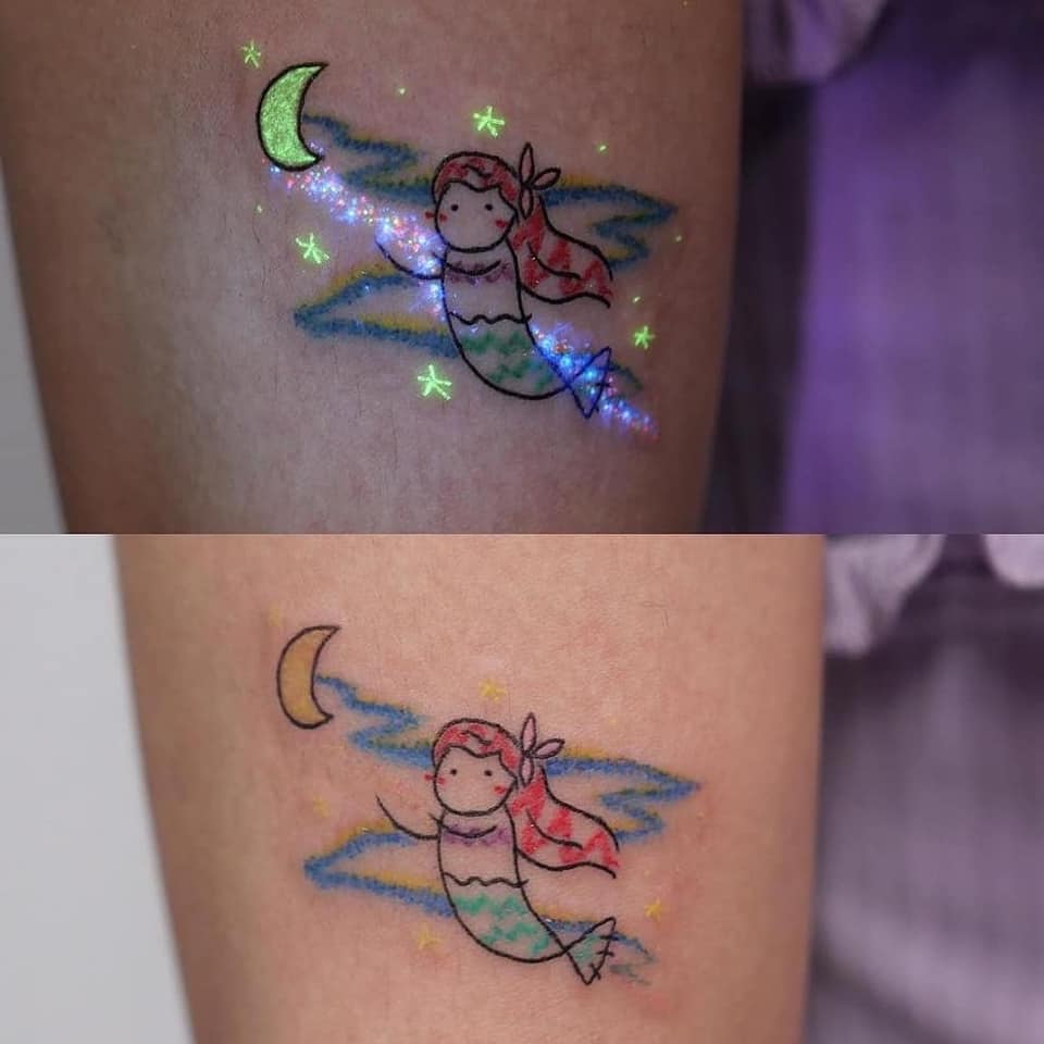 Tatuaggi con dettagli UV. Luna sirena ultra viola e stelle luminose