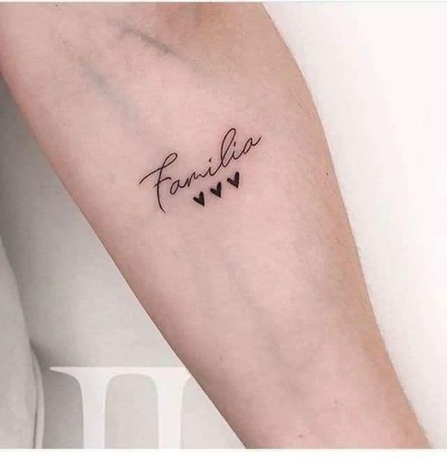 Tattoos mit der Inschrift „Familie“ auf dem Unterarm