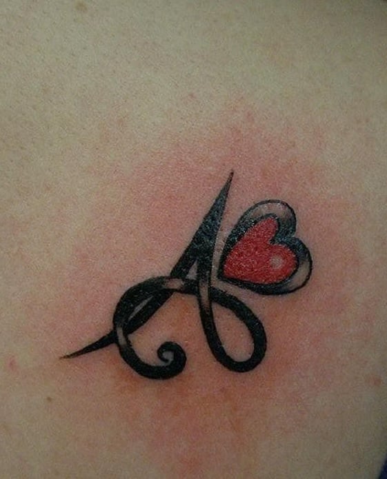 Tatuajes con la Letra A con corazon rojo