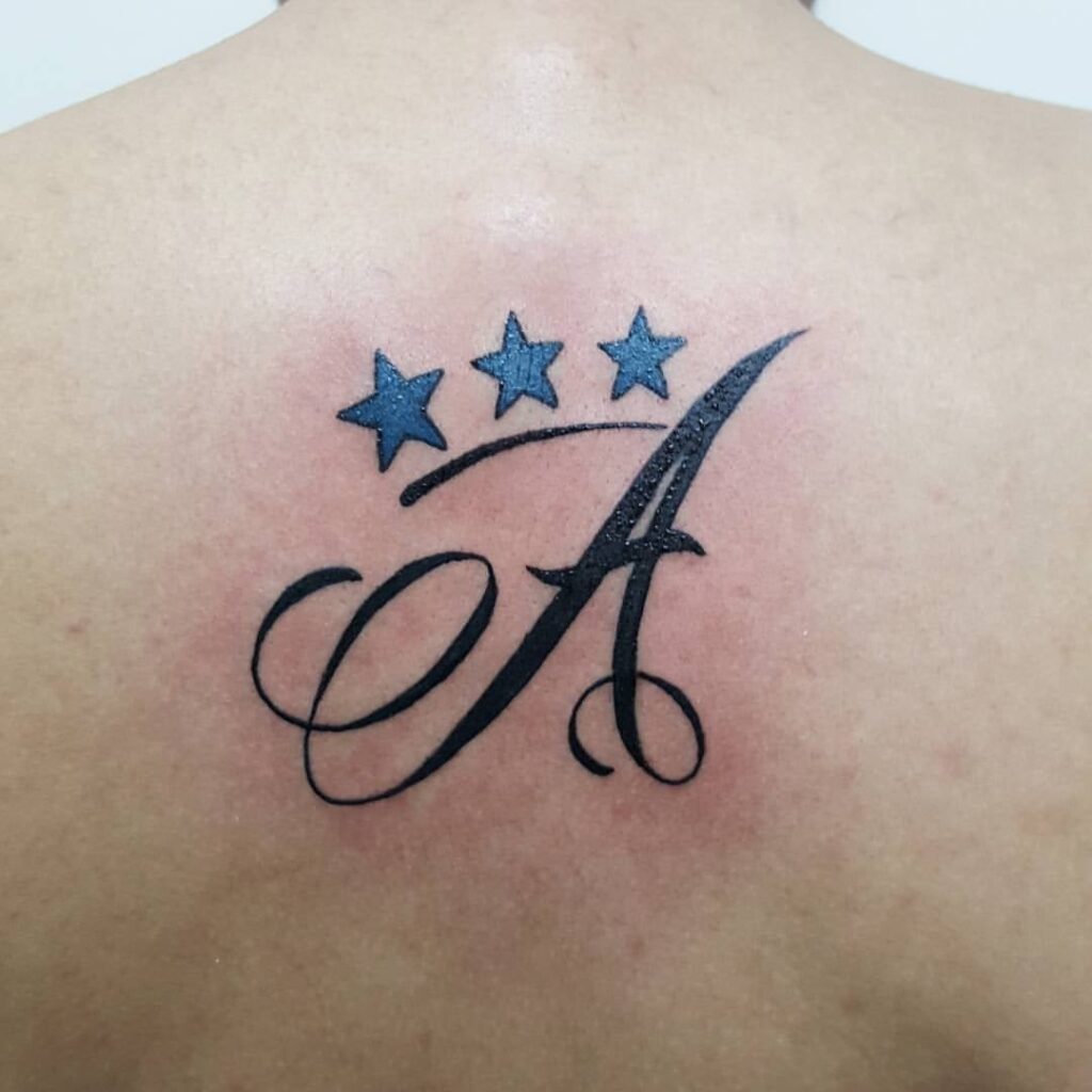 Tatuajes con la Letra A con tres estrellas azules en espalda