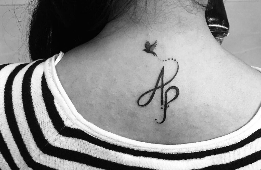 Tatuaggi con la lettera A sul collo con un uccello in volo