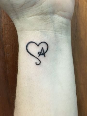 Tatouages avec la lettre A au poignet avec coeur