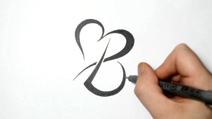 Tatouages avec le modèle de croquis Lettres B avec coeur