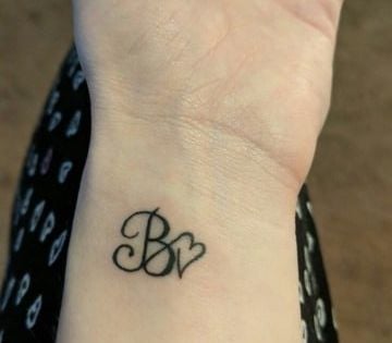 Tatouages avec les lettres B avec un cœur au poignet