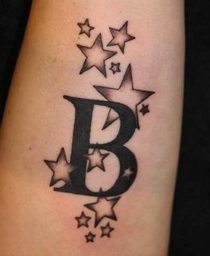 Tatuajes con la Letras B imprenta bold con estrellas en brazo