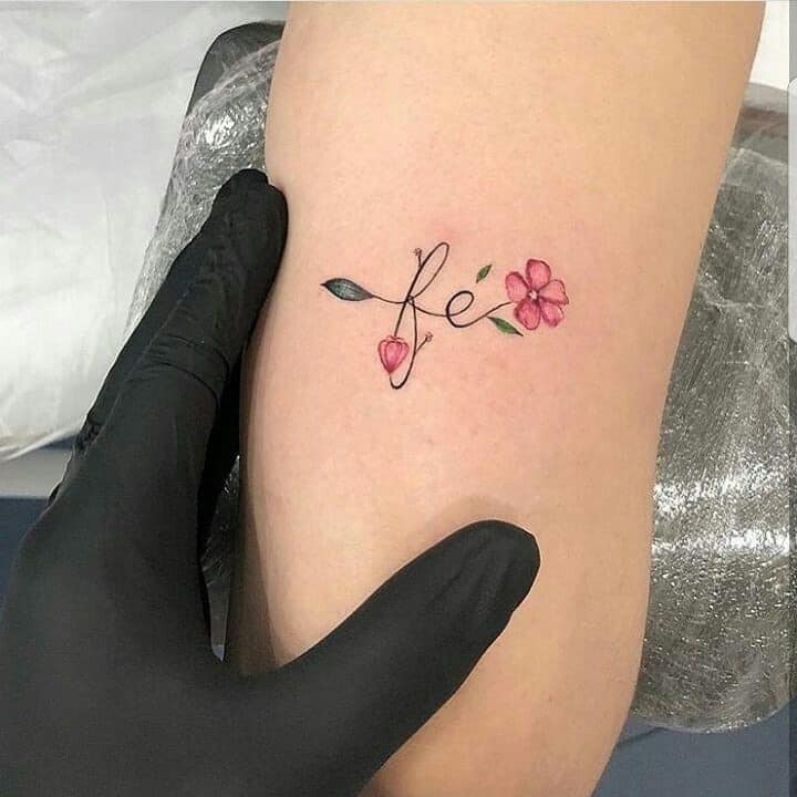 Tatuagens com a palavra Faith pequena e delicada com flor vermelha 49