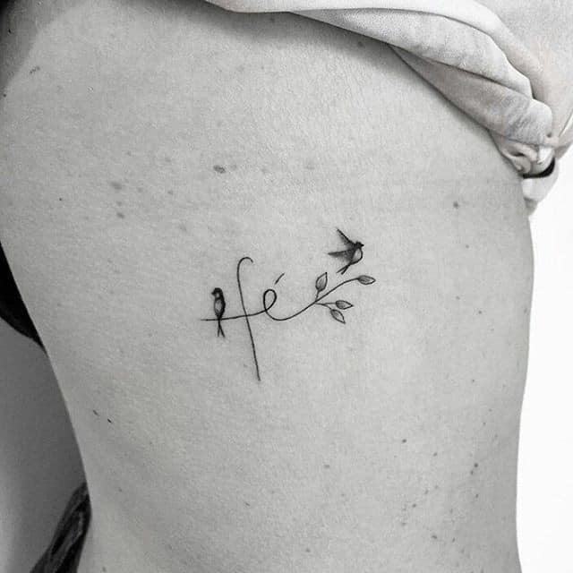 Tatuagens pequenas e delicadas com a palavra Faith com um galho e dois passarinhos