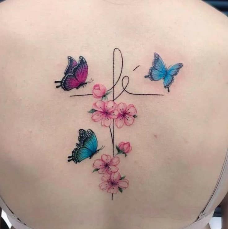 Tatuajes con la palabra Fe pequenos y delicados en forma de cruz con mariposas y flores 79