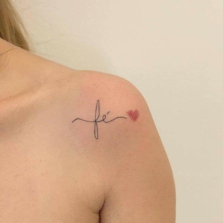 Tatuagens com a palavra Faith pequena e delicada no ombro com coração