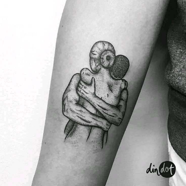 Tatuagens de abraços e beijos Homem abraçando a mãe