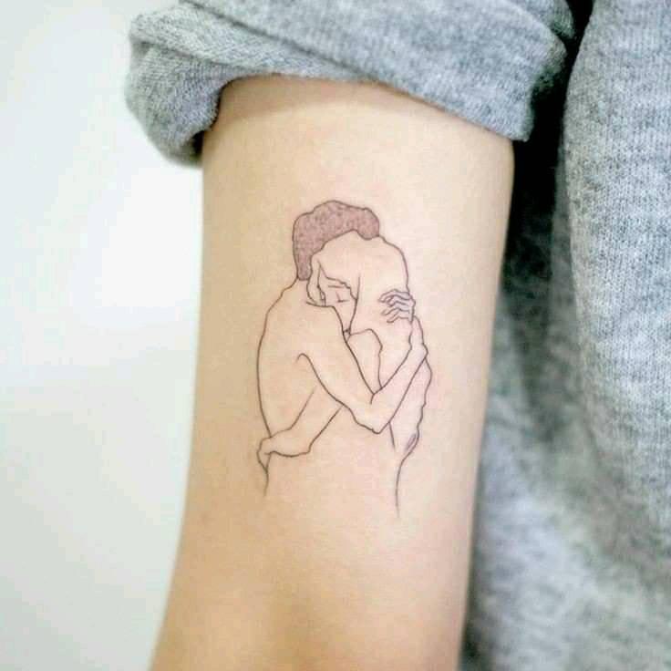 Tatuaggi di abbracci e baci l'uomo abbraccia il braccio della donna