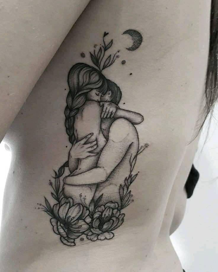 Casal de tatuagens Abraços e Beijos se abraçando apaixonadamente com lua nas costelas