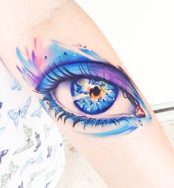 Belas tatuagens de aquarela de olhos no antebraço realistas com pinceladas de aquarela