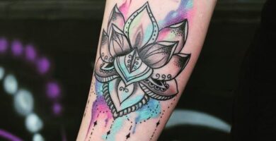 Tatuajes de Acuarela Flor de Loto en Antebrazo