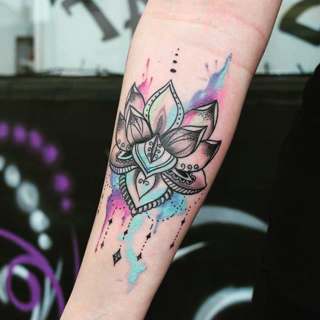 Tatouages de fleurs de lotus à l'aquarelle sur l'avant-bras