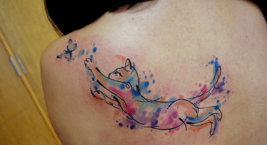 Tatuajes de Acuarela Gato atrapando mariposa en espalda