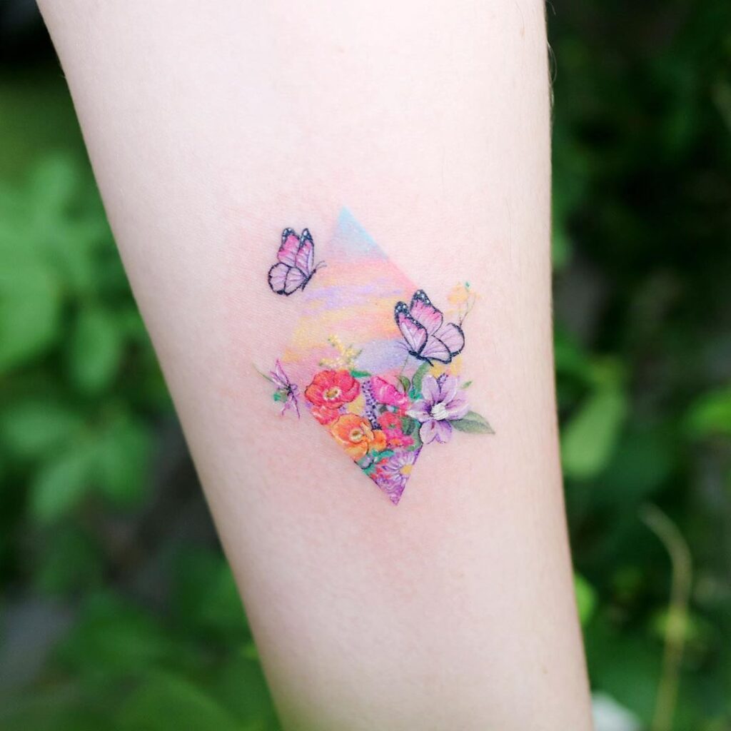 Tatuaggi ad acquerello Bellissimo rombo di fiori colorati e farfalle viola