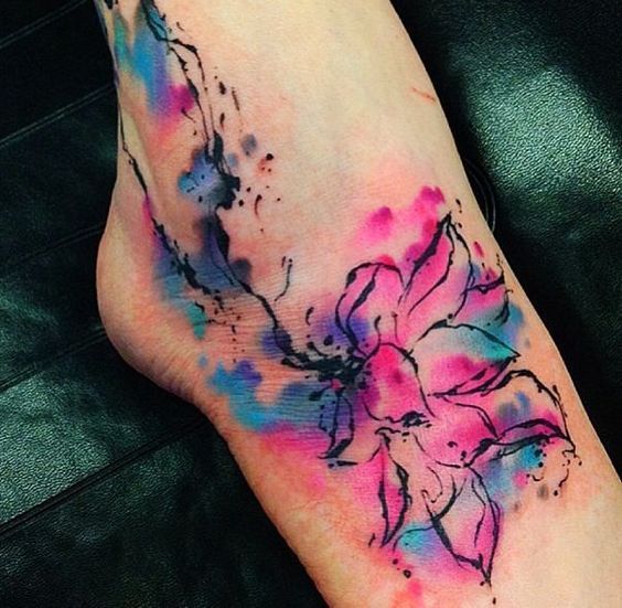 Tatuagens de aquarela nos pés, manchas roxas do tipo flor