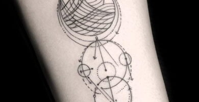 Tatuajes de Acuario geometrico con mar circulos lineas
