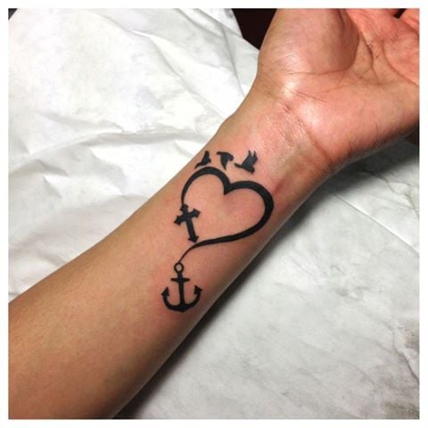 Tatuaggi di ancoraggio Con croce di uccelli a forma di cuore sul polso nero
