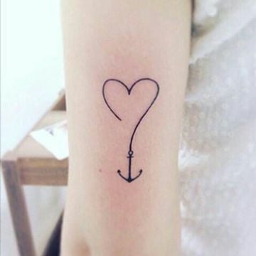 Tatuaggi di ancoraggio con cuore sottile