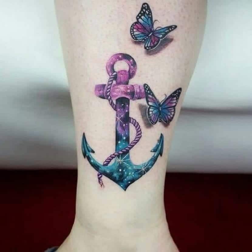 Tatuaggi di ancoraggi con farfalle 3D sul polpaccio