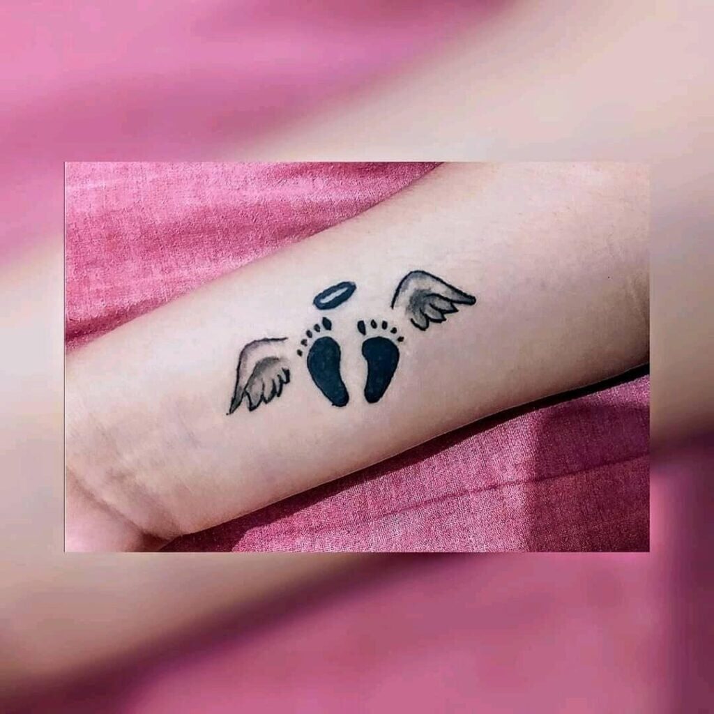 Tatuajes de Angelitos Bebes aureola alas y pies en muneca