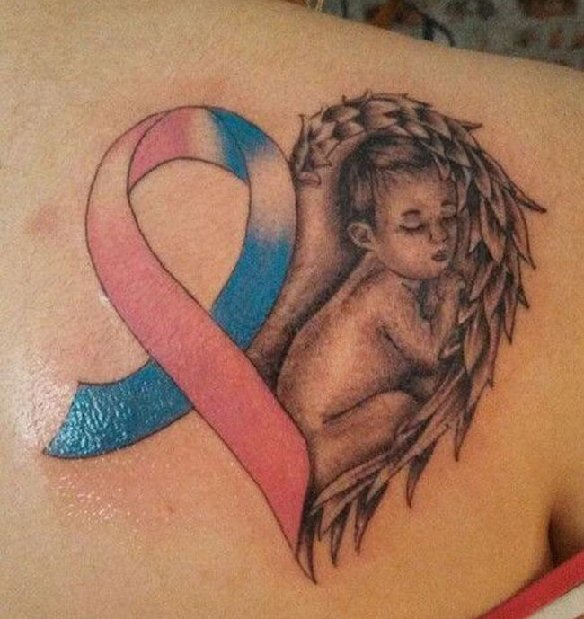 Tattoos von Little Angels Babies mit roter und blauer Schleife auf der Schulter