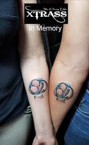 Tatuagens de anjos bebês nos pulsos femininos e masculinos dois anjinhos
