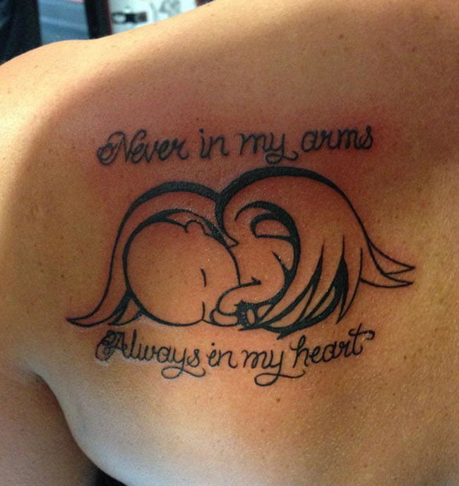 Tatuajes de Angelitos Bebes en omoplato con inscripcion Never in my arms Always in my heart Nunca en mis Brazos siempre en mi corazon