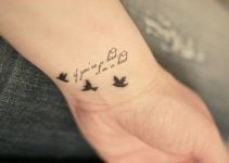 Tatuajes de Angelitos Bebes tres aves pajaros en muneca e inscripcion
