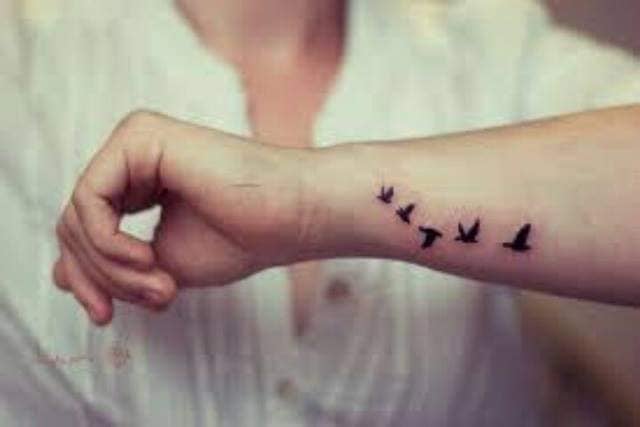 Tatuajes de Aves Pajaros cinco aves en muneca