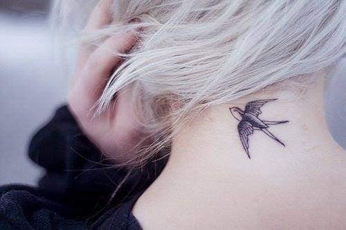 Tatuaggi di uccelli che ingoiano uccelli sul collo