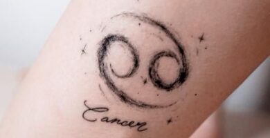 Tatuajes de Cancer simbolo doble difuminado y escritura que dice Cancer