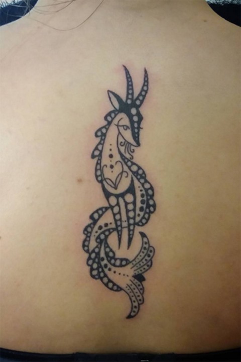 Tatuajes de Capricornio cabrita en espalda con cola de sierna