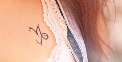 Tatuajes de Capricornio sobre el pecho delicado simbolo