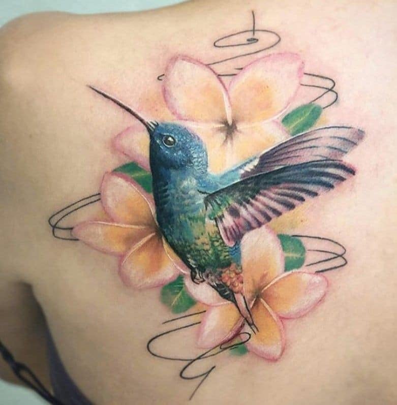 Tätowierungen einer Kolibris-Frau auf Schulterblatt und Rücken