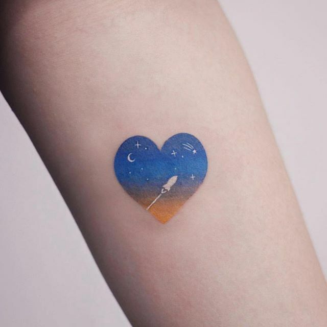 Tatuagens de Heart Inside pintadas com lua, estrelas, coração, foguete