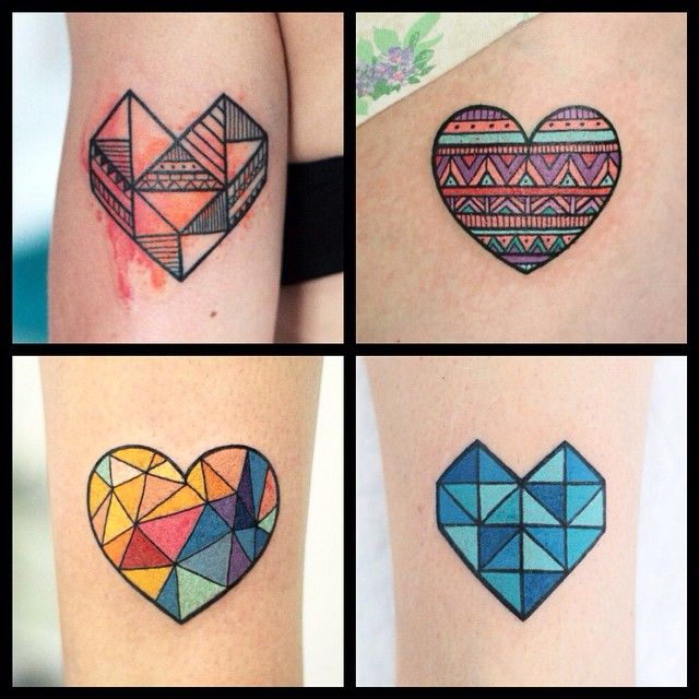 Herz-Tattoos mit verschiedenen geometrischen und farbigen Mustern