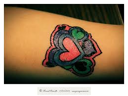 Heart Tattoos Design muito compacto com preto vermelho e verdes intensos