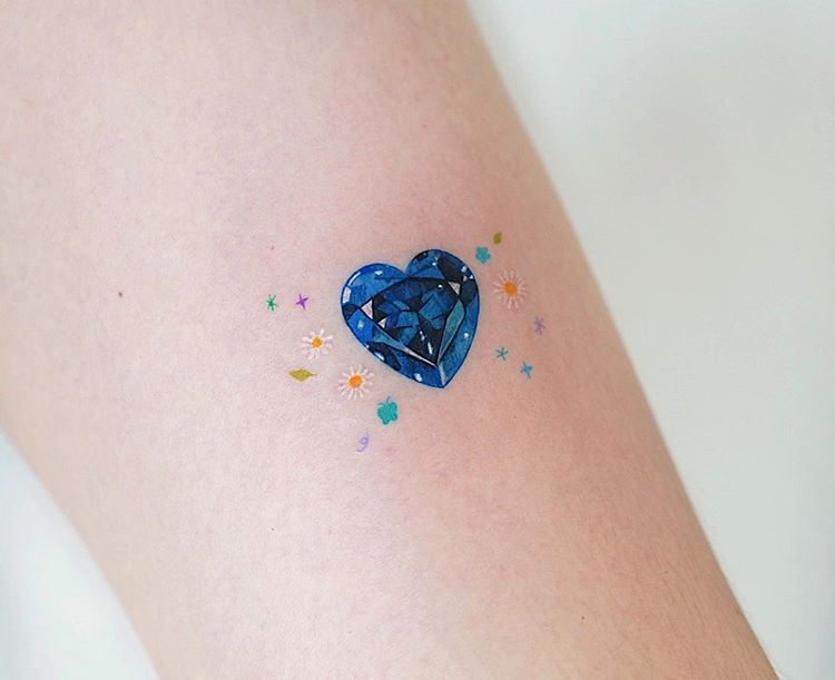 Tatuaggi a forma di cuore con gemma blu a forma di diamante 3D con stelle colorate attorno