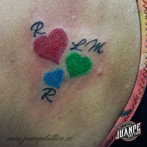 Herz-Tattoos, drei Farben und Initialen
