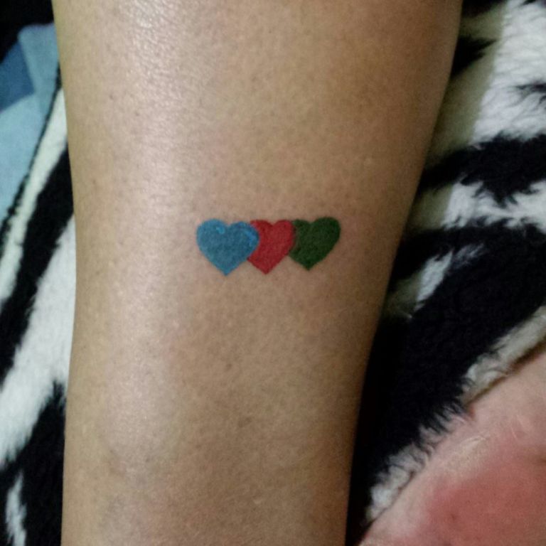 Tatuajes de Corazon Tres corazones encimados Celeste Rojo Verde